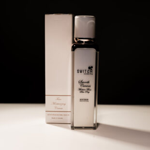 Our lightweight, smoothing moisturiser creates the perfect canvas for a flawless makeup application. Its silky texture blurs out the appearance of visible pores and balances the skin's moisture level. It is suitable for all skin types. It can be worn alone for a natural, healthy glow or used as a makeup base.